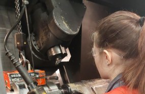 Koneistaja Maiju Väisänen Konecranesin hallissa
