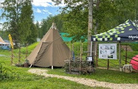 Hyrian messuteltta ja -kota Riihimäen Erämessujen messualueella ulkona.