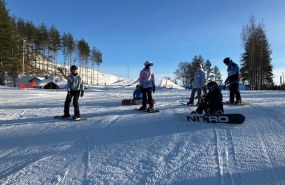 Laskettelijoita rinteessä
