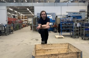 CNCenterin Riihimäen tehdas sisältä ja tuotantopäällikkö Mika Kaseva nojailemassa lavakauluksen reunaan. 