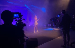 Laulaja Nuppu Oinas studiossa laulamassa