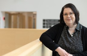 Asiantuntija Riikka Hovin puolivartalokuva