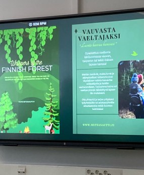 TV-ruutu jossa esittelydia uudesta matkailualan tuotteesta