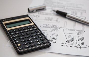 Laskin ja paperilla talouslaskelmia