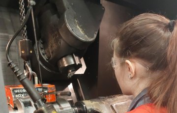 Koneistaja Maiju Väisänen Konecranesin hallissa