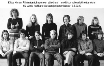 14 puhelinasentajaa vuodelta 1972 luokkakuvassa