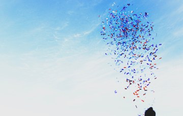Konfettitykistä ammutaan konfetteja taivaalle