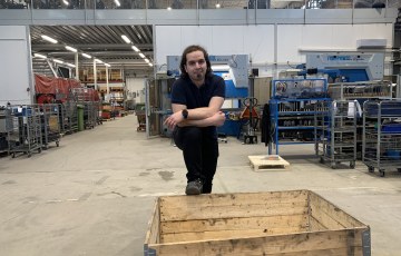 CNCenterin Riihimäen tehdas sisältä ja tuotantopäällikkö Mika Kaseva nojailemassa lavakauluksen reunaan. 