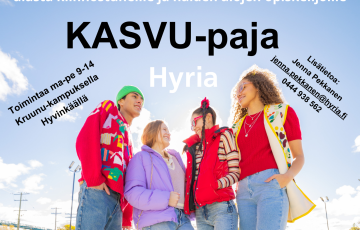 Nuoria ulkona laukut ja reput mukana