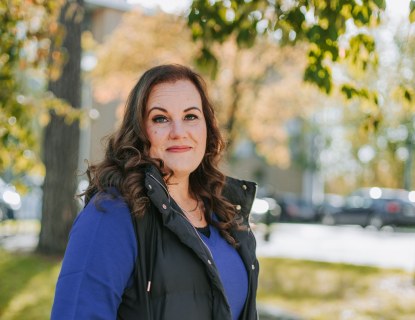 Puolivartalokuva syksyisessä maisemassa jutussa esiintyvästä Marjosta