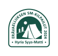 Syysmatti-logo. Logossa väreinä tummanvihreä ja beige. Logossa on kuvituksena beige teltan kuva tummanvihreällä taustalla. 