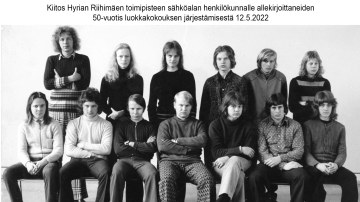 14 puhelinasentajaa vuodelta 1972 luokkakuvassa