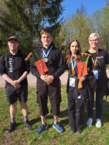 Palkitut nuoret keskellä vierellään kisahuoltajat